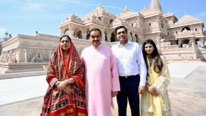 Gautam Adani : गौतम अदाणी ने हनुमान जयंती पर परिवार संग राम मंदिर में किए दर्शन, गुरुकुल में AI लैब की घोषणा
